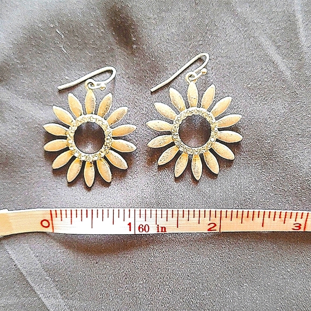 FASHION earrings, shaped like a daisy, 1" diameter in silver tone.
